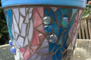 Bloempot glasscherven, €55,- Bloempot glasscherven, €55,-